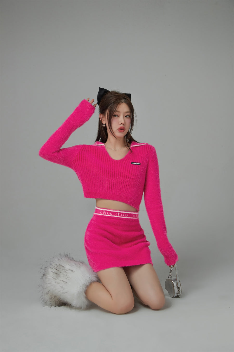 CHUU Your Sweetheart Open Collar Cropped Knit Top