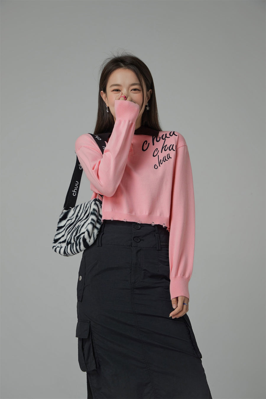 CHUU Chuu Lettering Color Cropped Knit Sweater