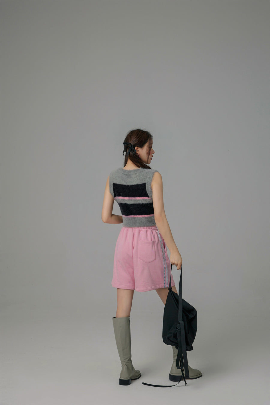 CHUU Truly Connect Striped V-Neck Furry Vest