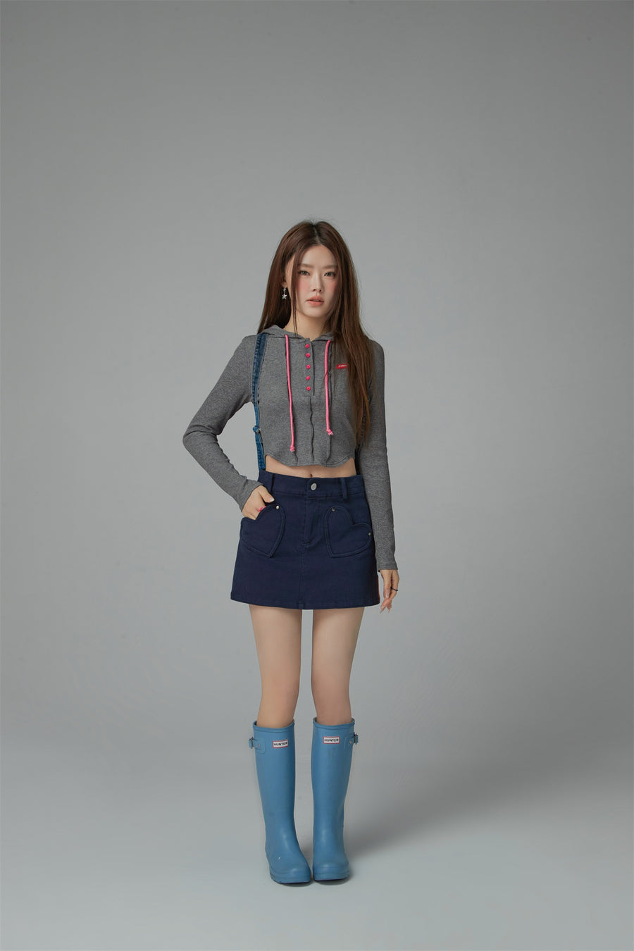 CHUU Kick It Colored Cropped Hooded Top