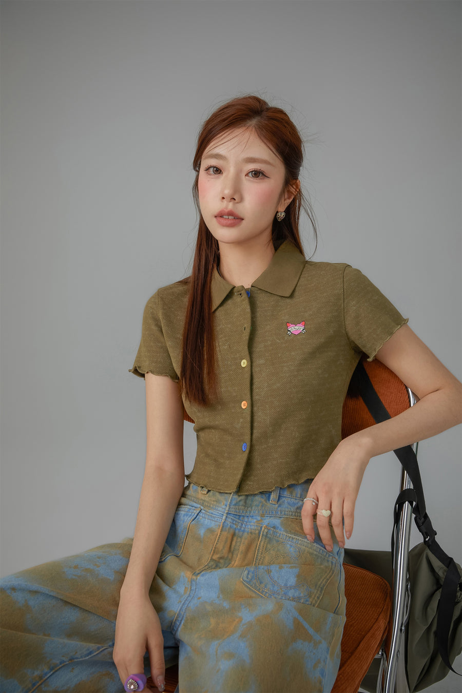 CHUU Rainbow Button Cropped Shirt