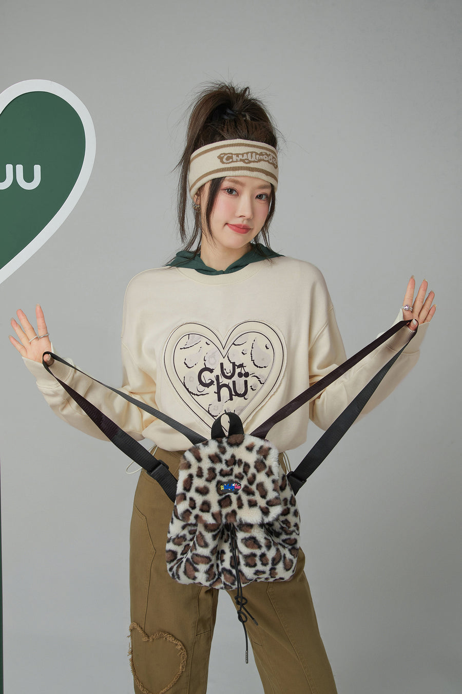 CHUU Chuu Heart Print Crop Sweatshirt