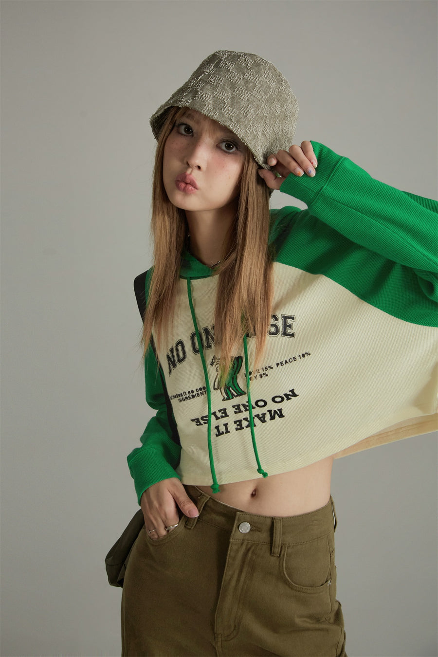 CHUU Two Toned Loose Fit Cropped Hoodie