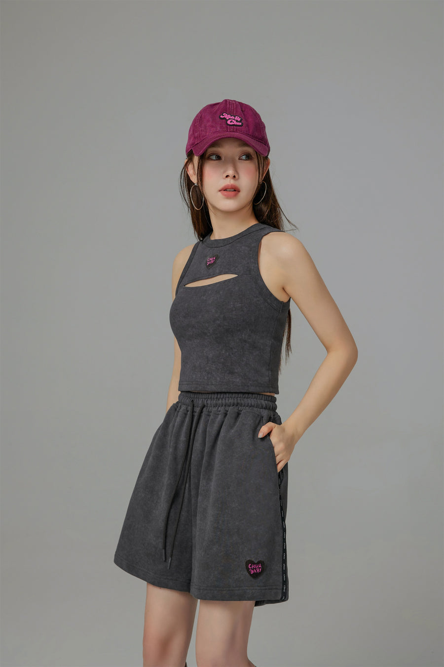 CHUU Undeniable Synergy Heart Slit Sleeveless Top