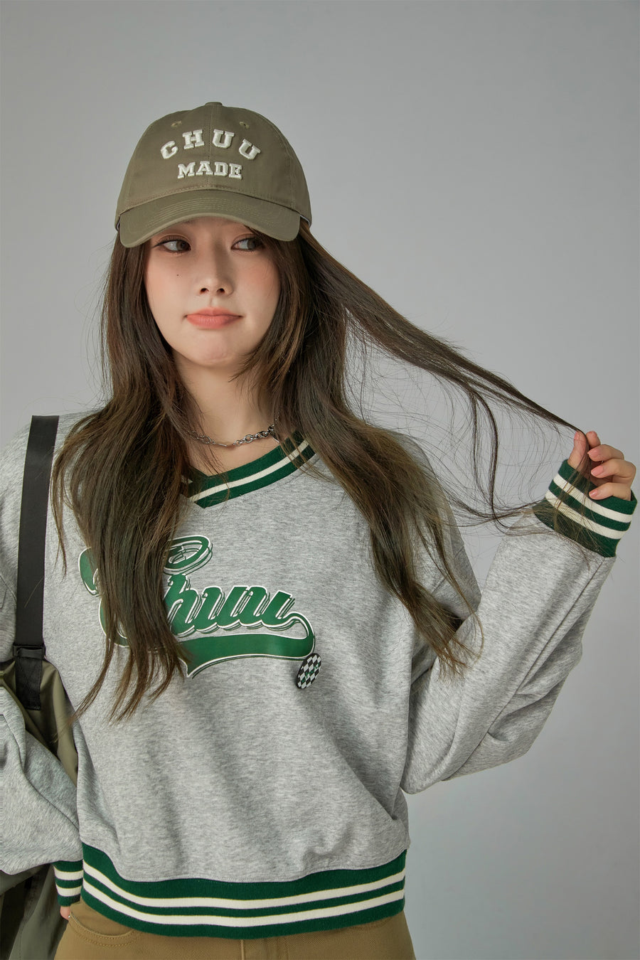 CHUU Vintage Logo V-Neck Sweatshirt