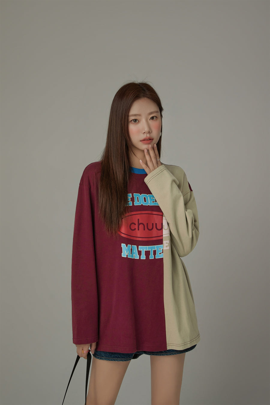 CHUU Size Doesnt Matter Two-Toned Loose Fit T-Shirt