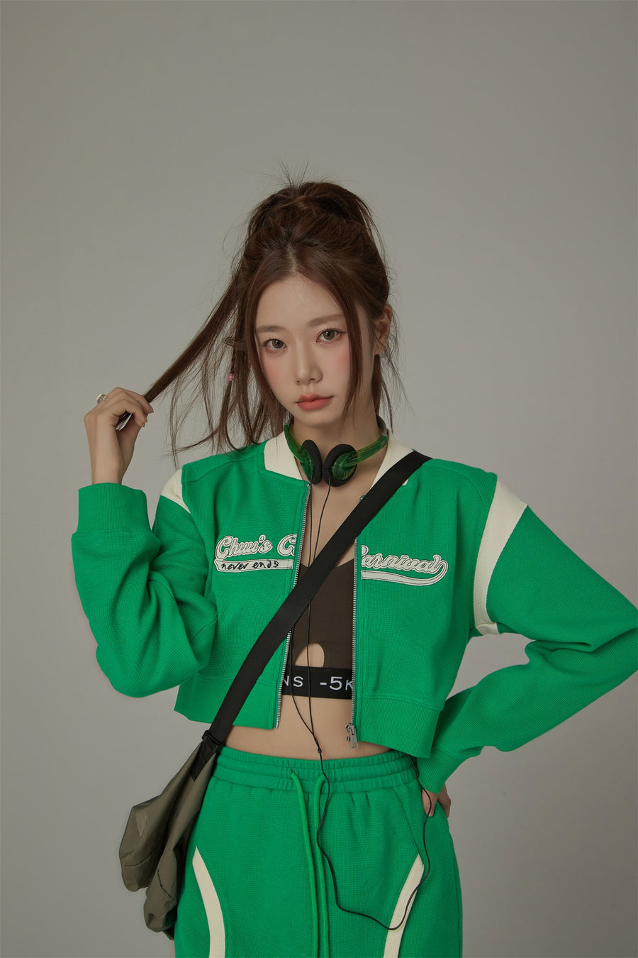 CHUU Color Matching Line Cropped Zip-Up