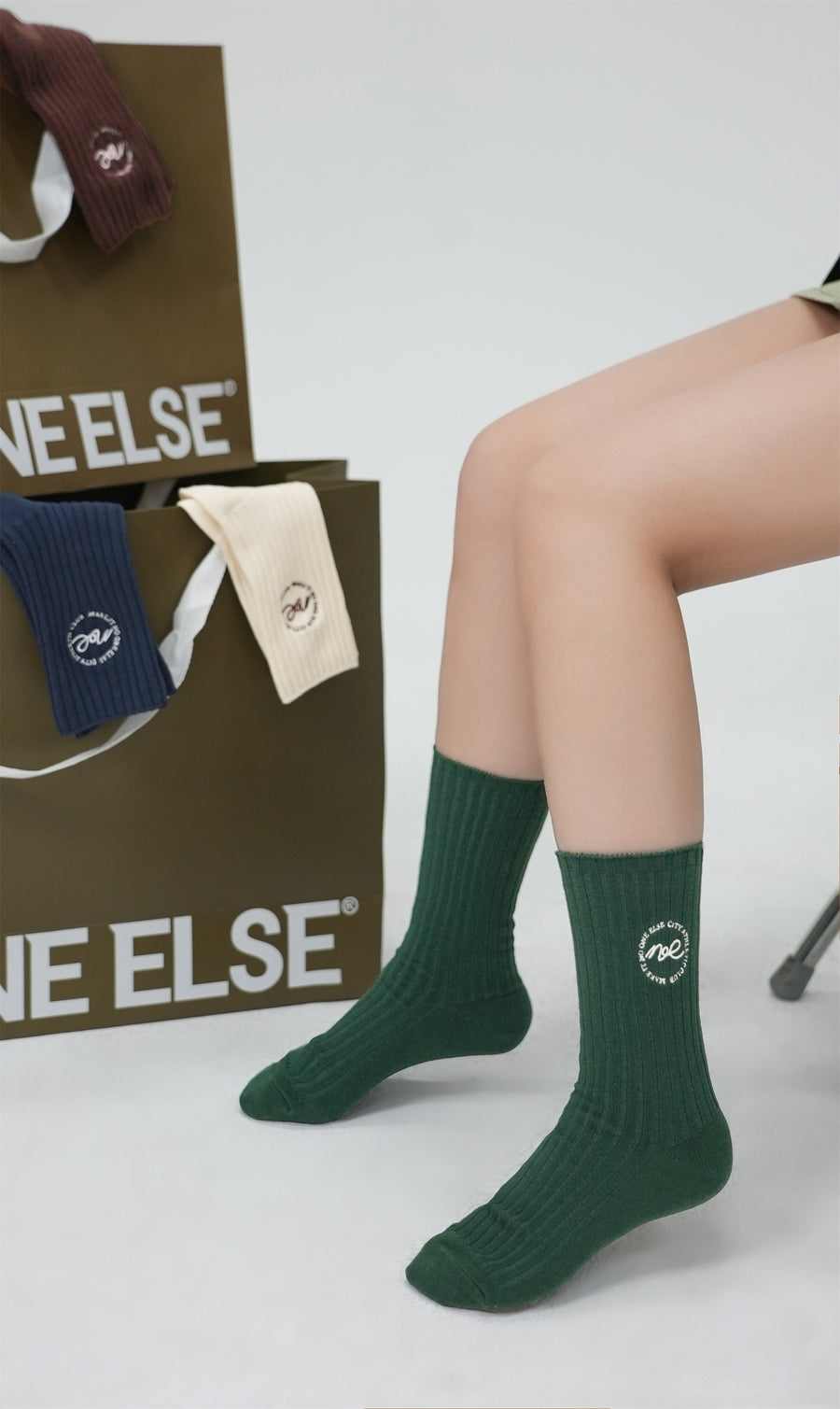 CHUU Noe Circle Logo Socks