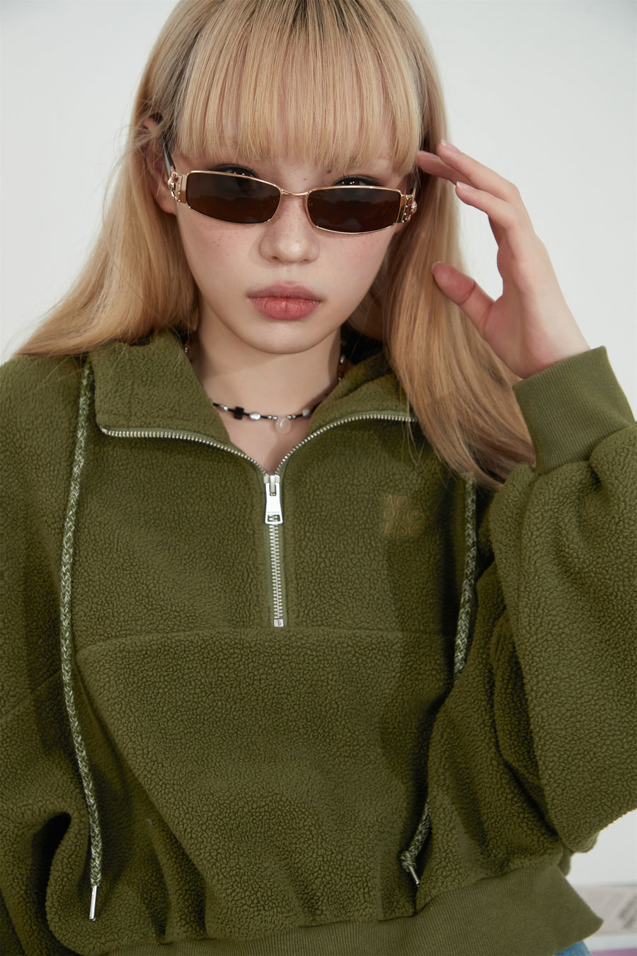 CHUU Half Zip-Up Crop Hoodie