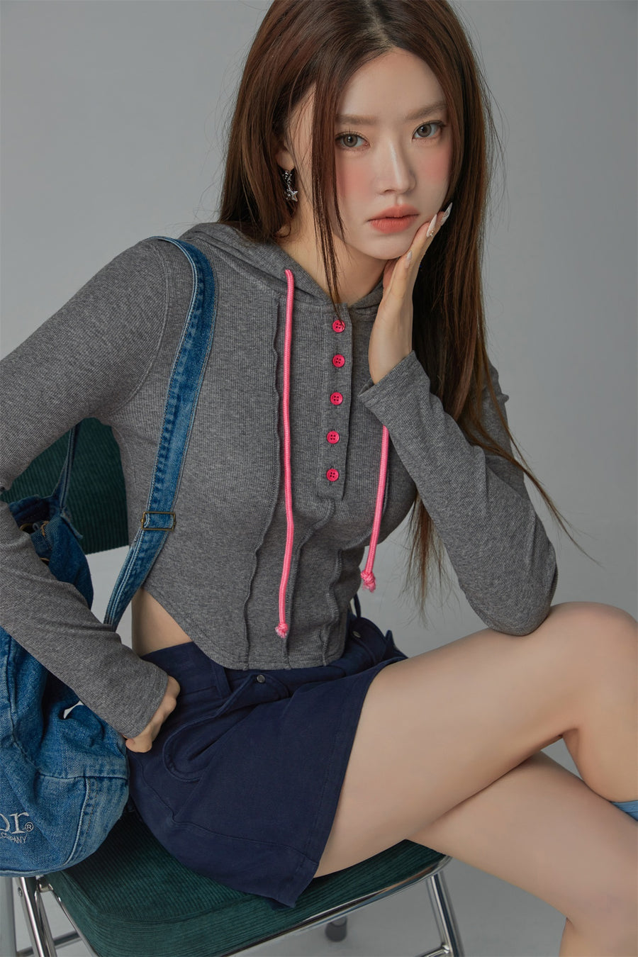 CHUU Kick It Colored Cropped Hooded Top