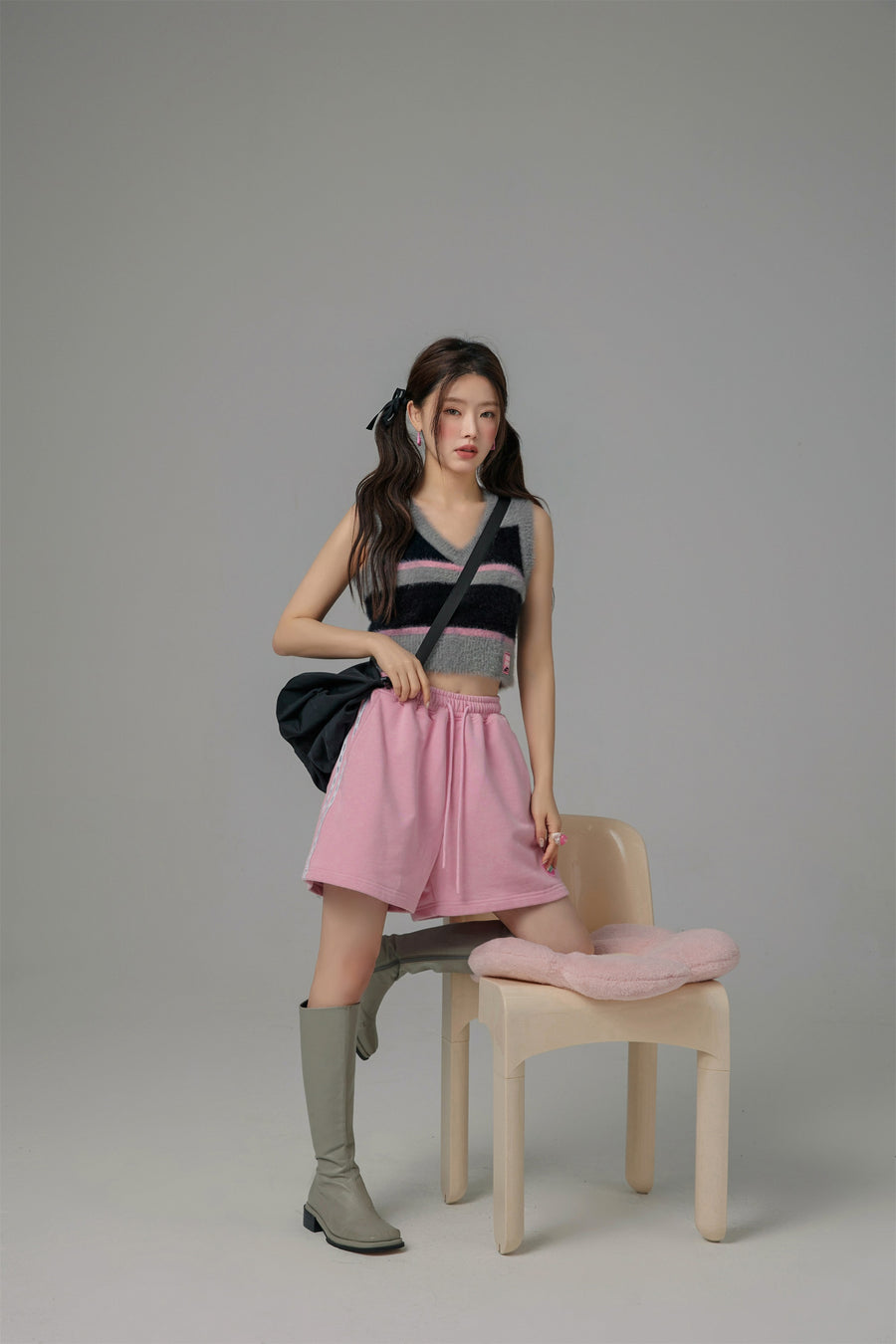 CHUU Truly Connect Striped V-Neck Furry Vest