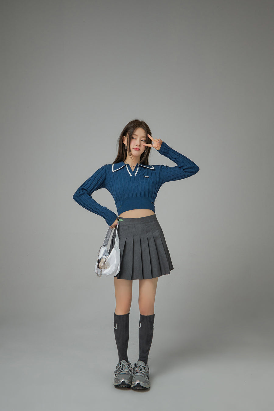 CHUU Enjoy The Breeze V-Neck Cropped Knit Top