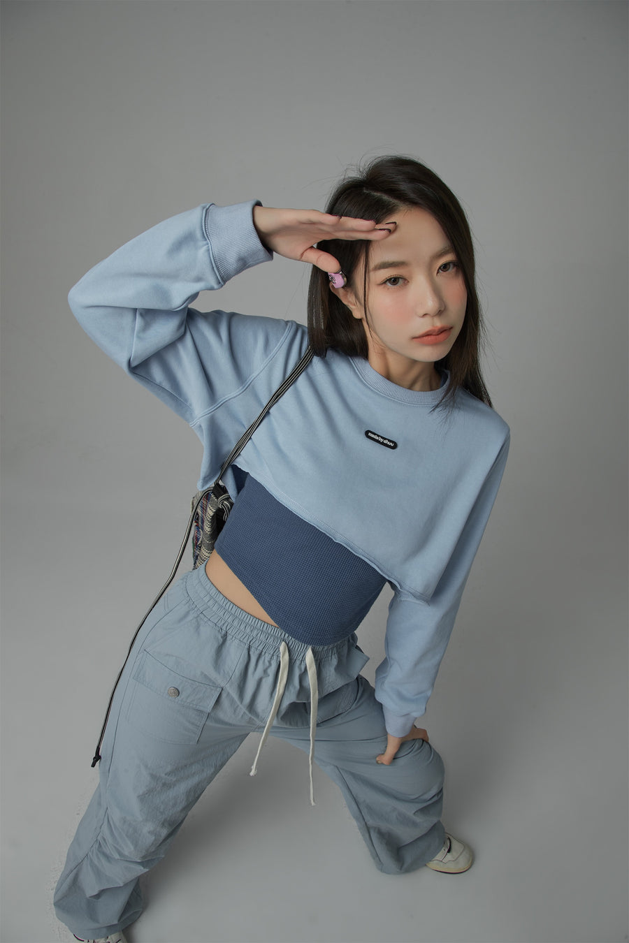CHUU Unbalanced Loose Fit Crop Sweatshirt
