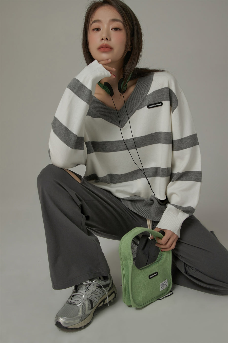 CHUU Color Matching V-Neck Striped Knit Sweater