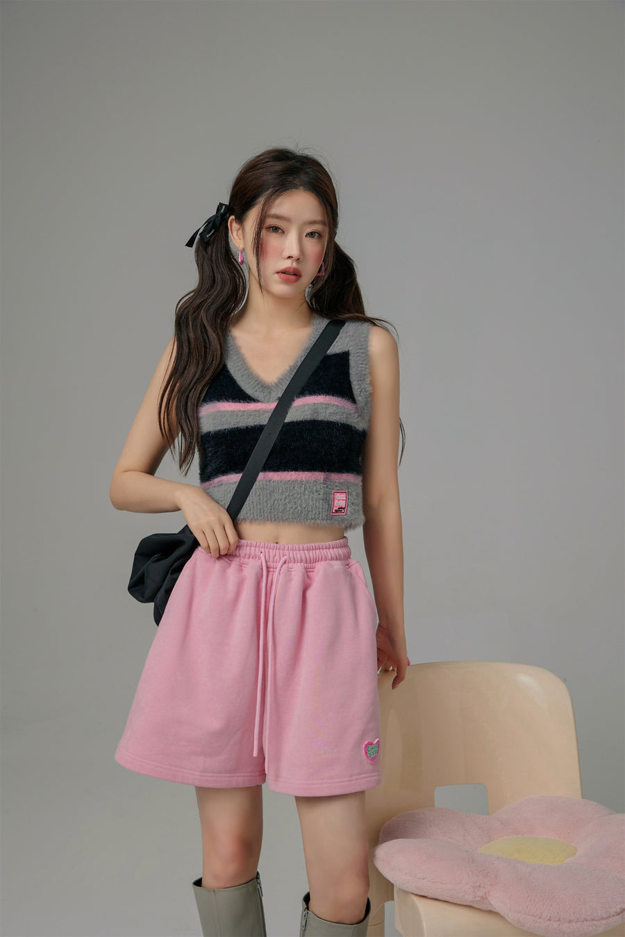 CHUU Truly Connect Striped V-Neck Furry Vest