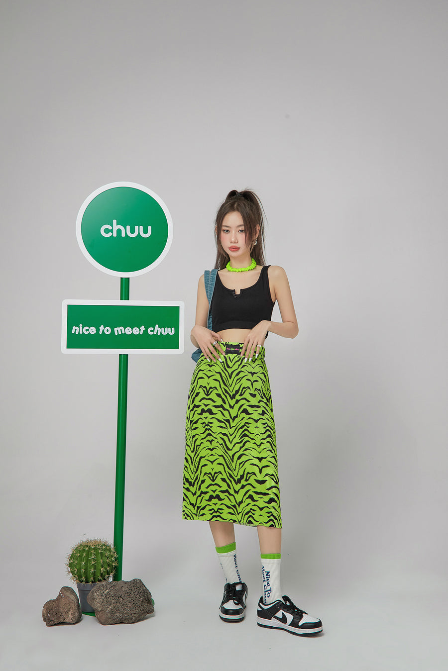 CHUU Cute Neckline Crop Sleeveless Top