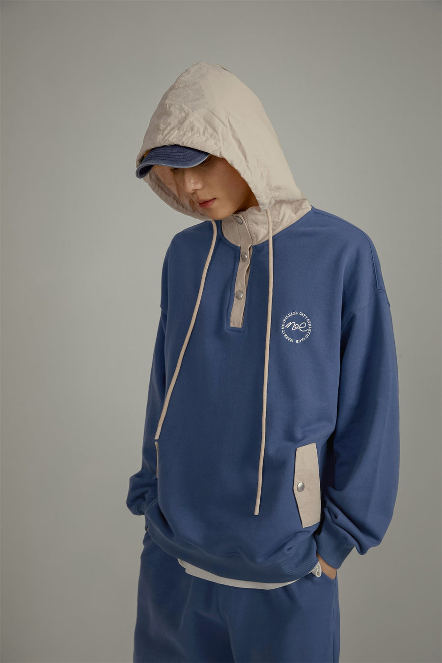 CHUU Noe Button Sweatshirt
