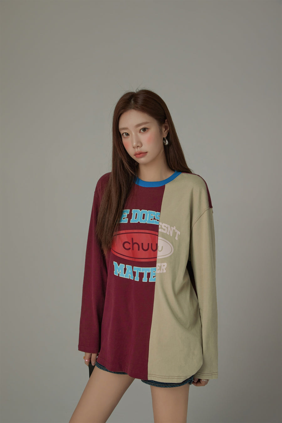 CHUU Size Doesnt Matter Two-Toned Loose Fit T-Shirt