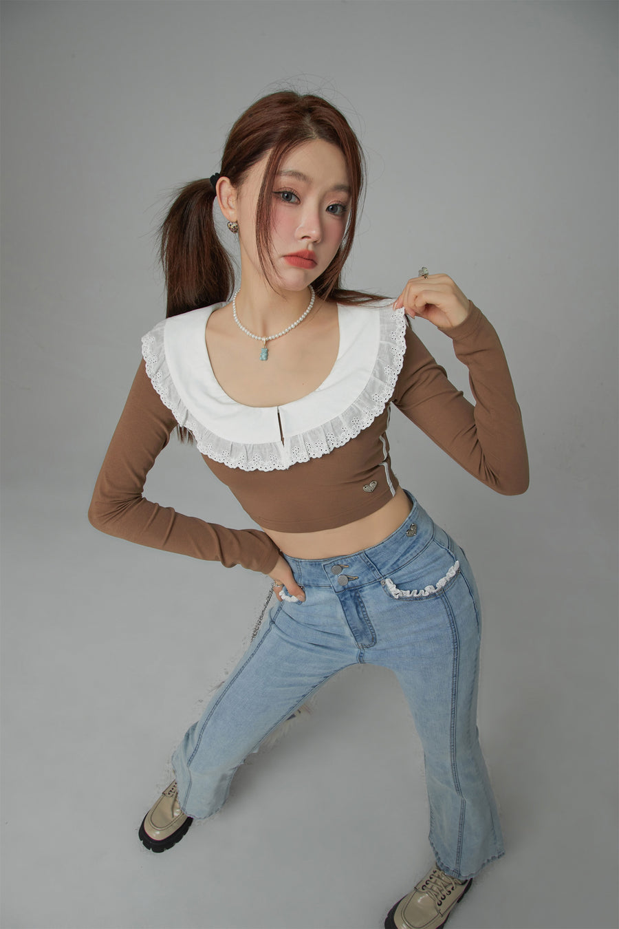 CHUU Eyelet Lace Collar Long-Sleeved Crop Top