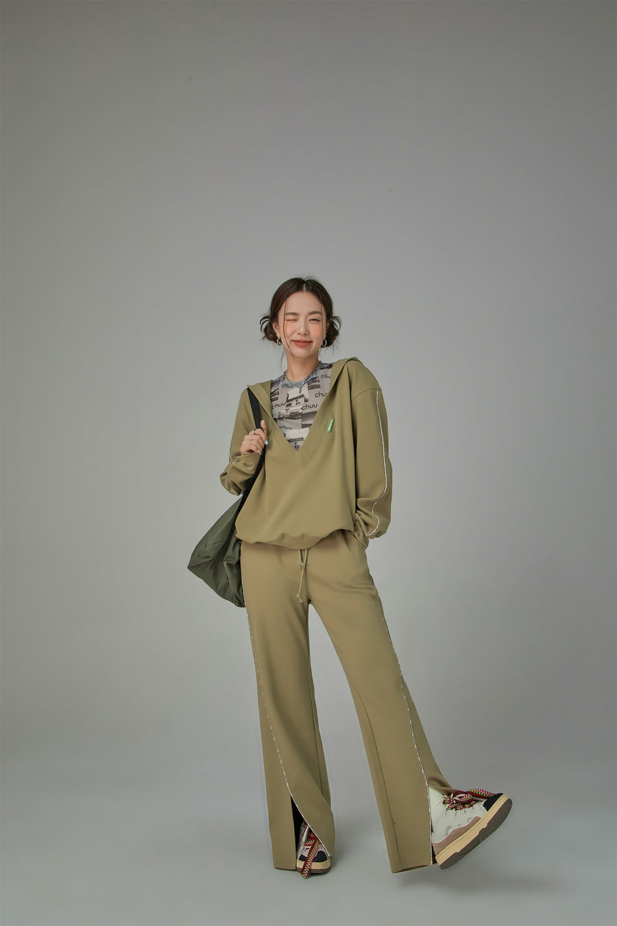 CHUU Front Slit Wide Jogger Pants