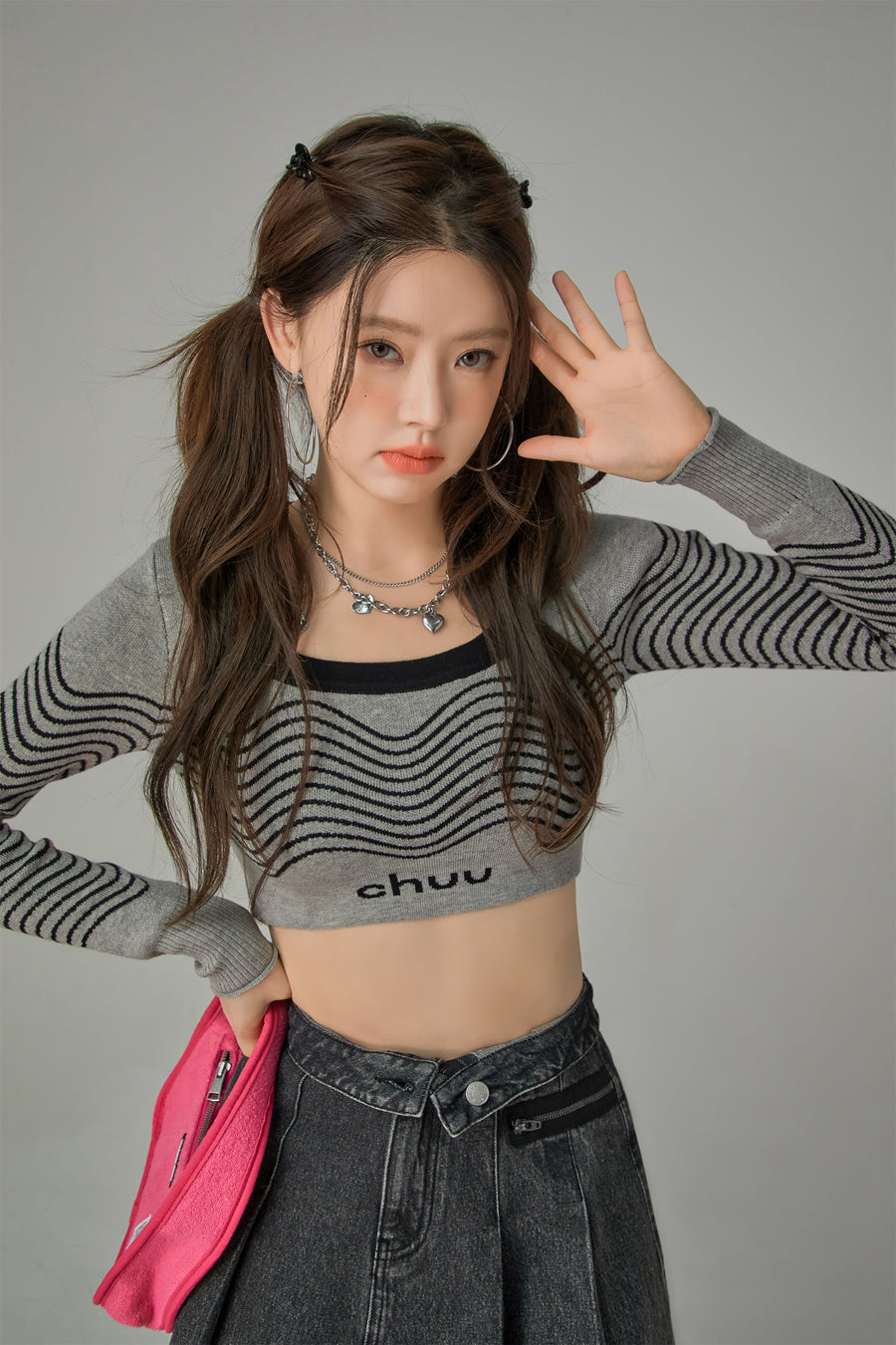 CHUU Chuu Wavy Pattern Crop Knit Sweater