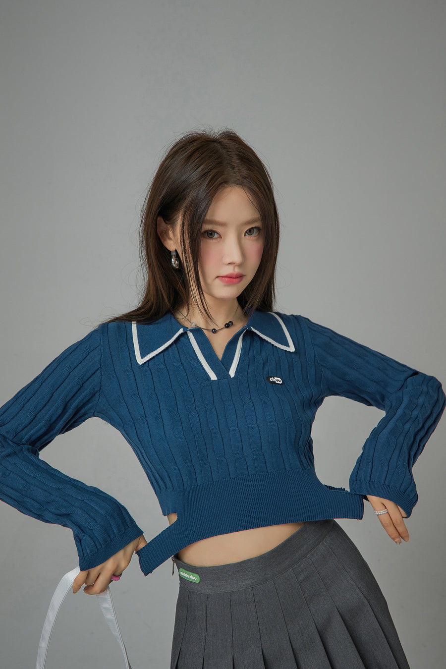 CHUU Enjoy The Breeze V-Neck Cropped Knit Top