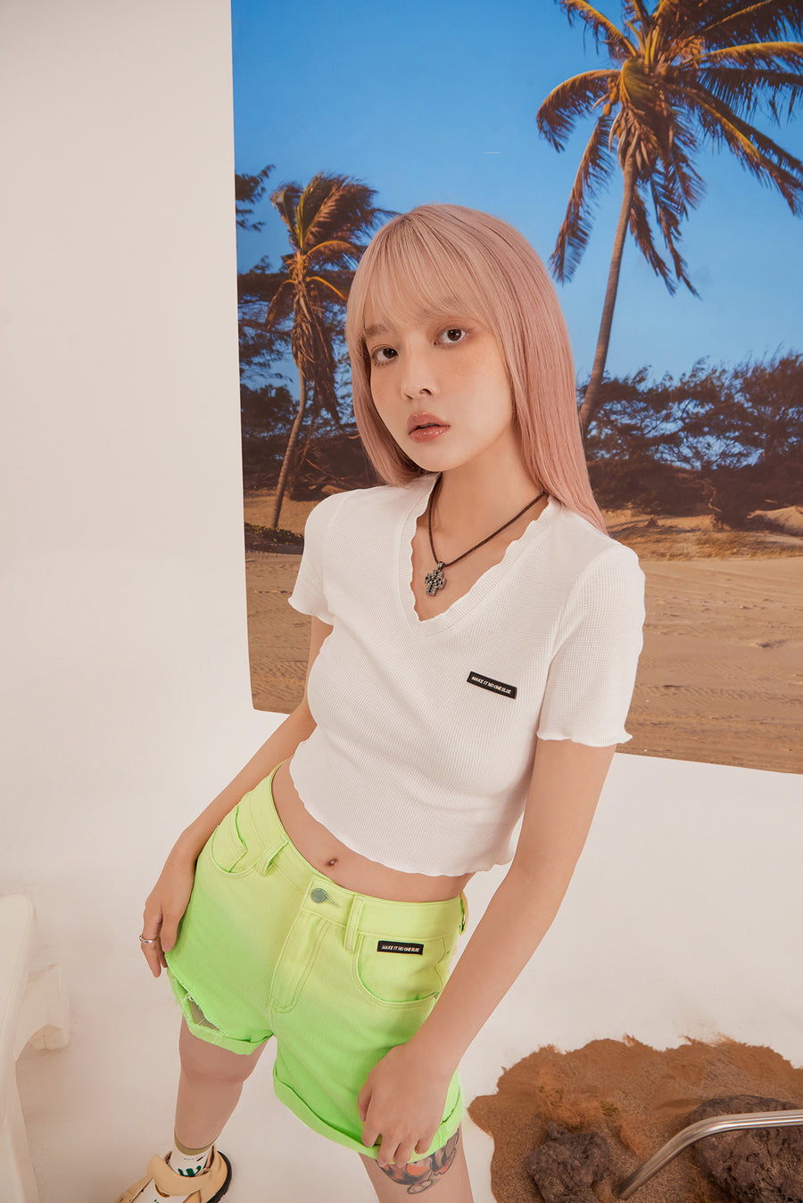 CHUU Frill Hem V-Neck Crop T-Shirt