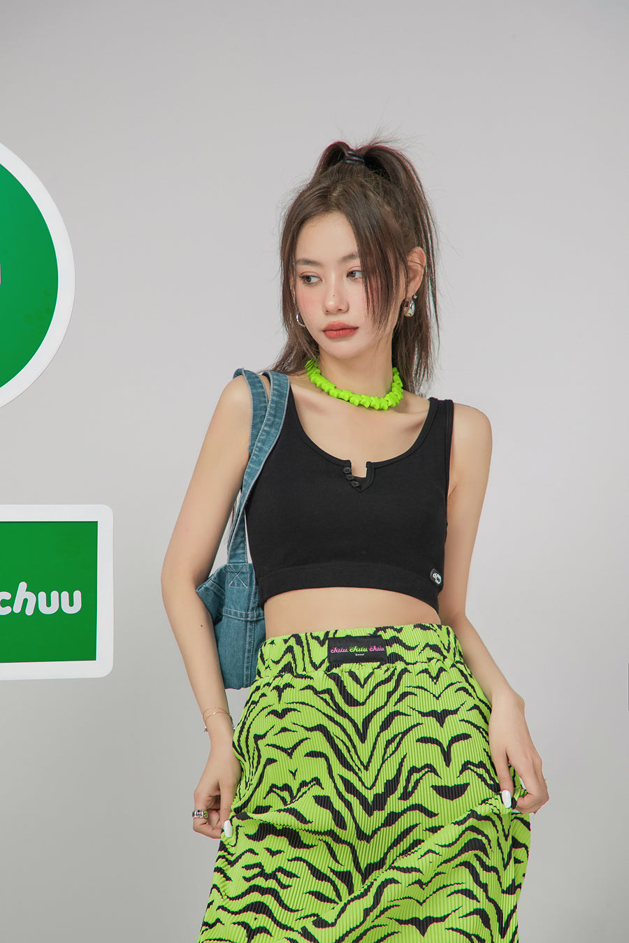 CHUU Cute Neckline Crop Sleeveless Top