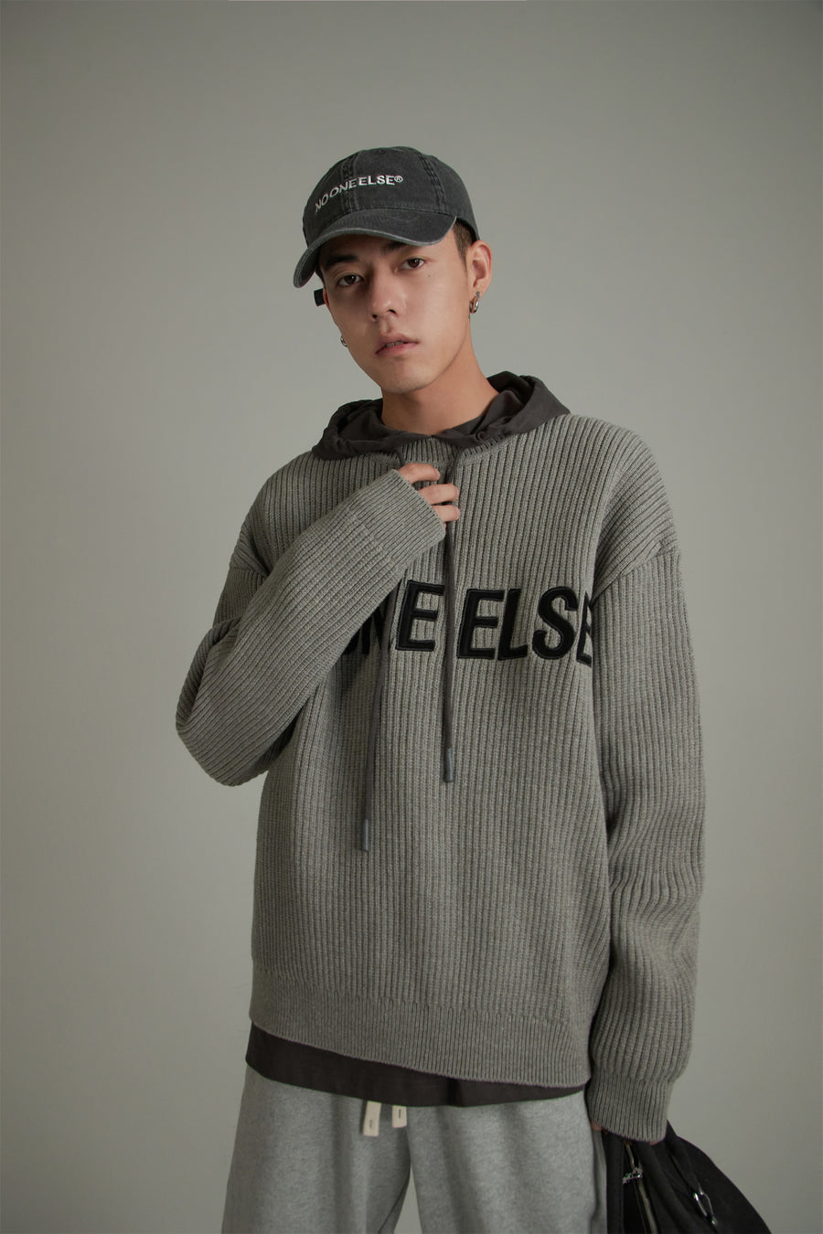 CHUU Noe Lettering Knit Sweater