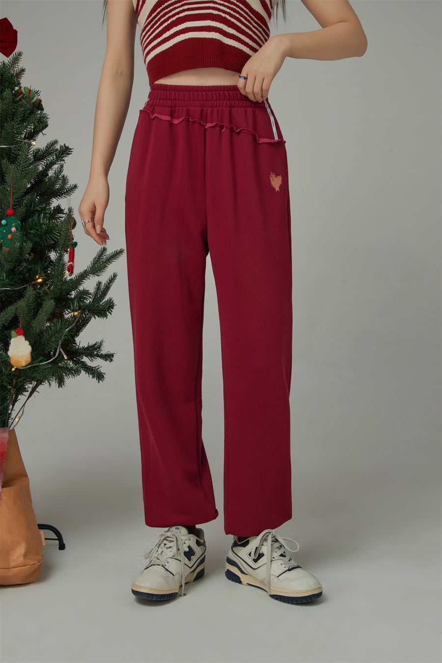 CHUU All The Promises Heart Embroidered Jogger Pants