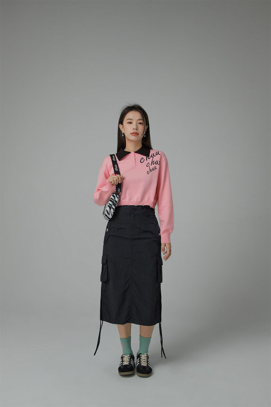 CHUU Chuu Lettering Color Cropped Knit Sweater
