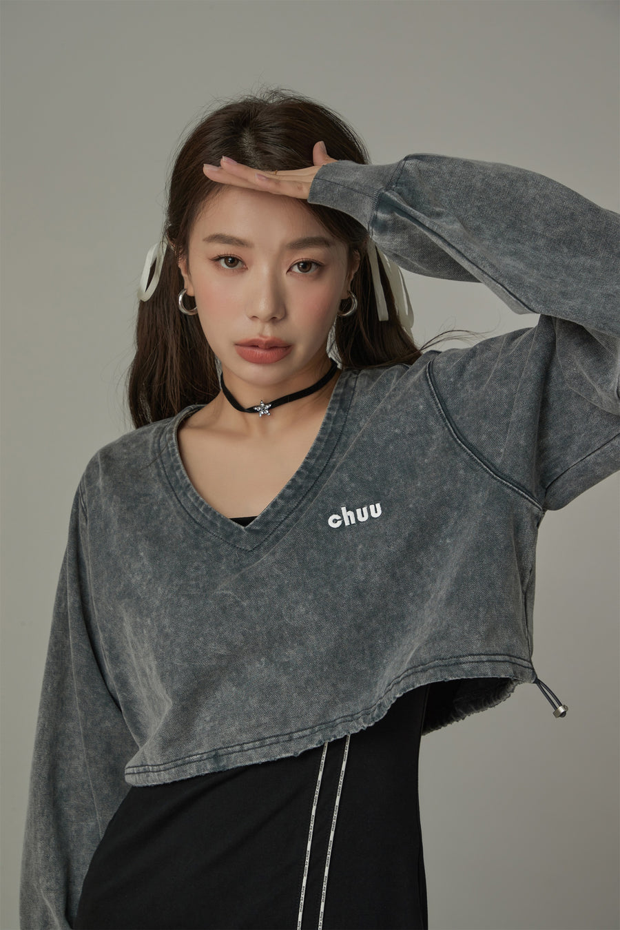 CHUU V-Neck Cropped Sweatshirt