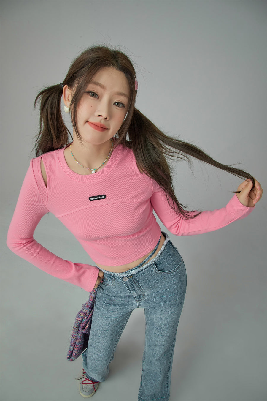 CHUU Slit Shoulder Long Sleeve Crop Top