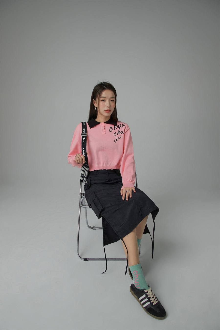 CHUU Chuu Lettering Color Cropped Knit Sweater