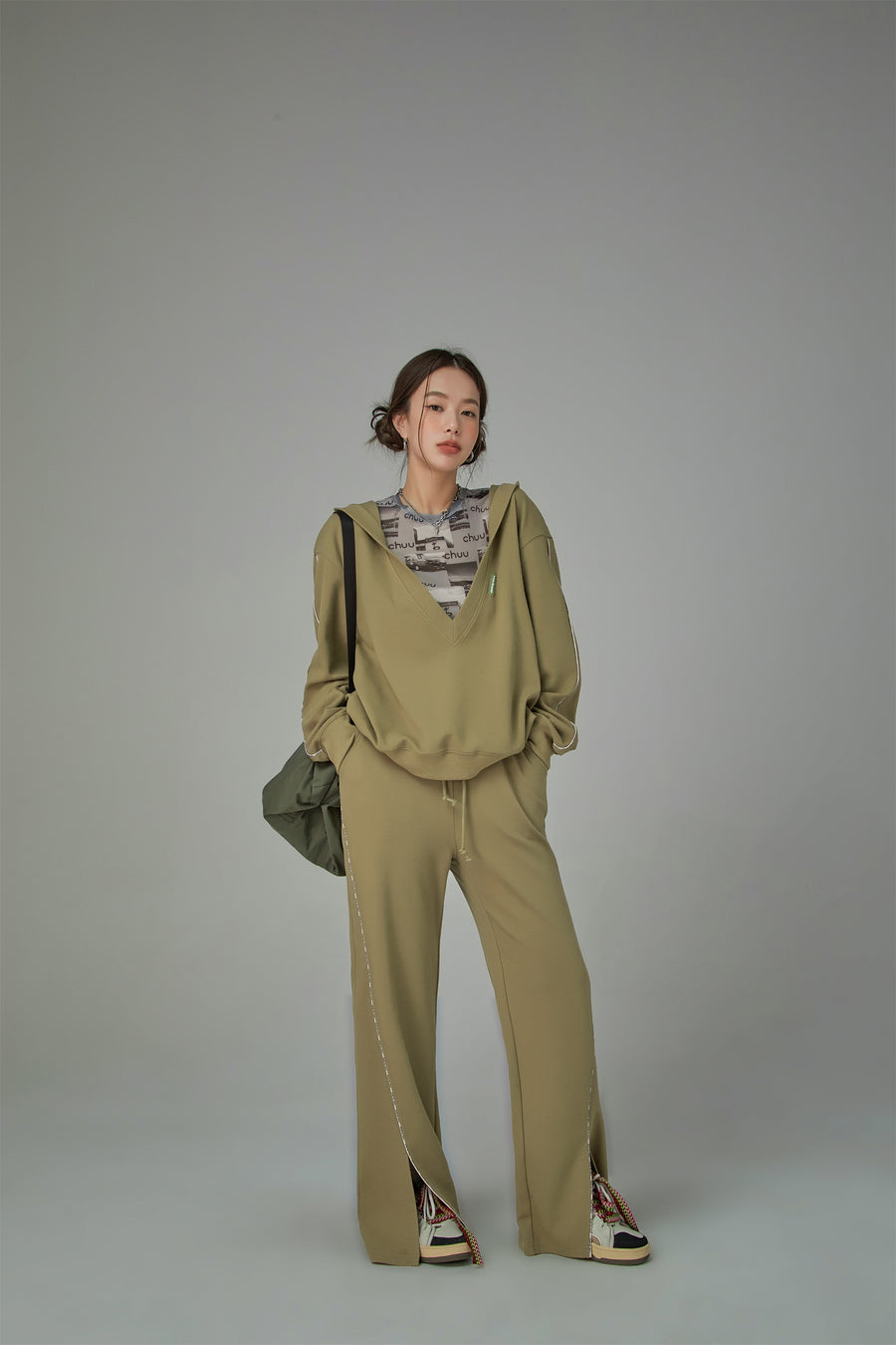 CHUU Front Slit Wide Jogger Pants