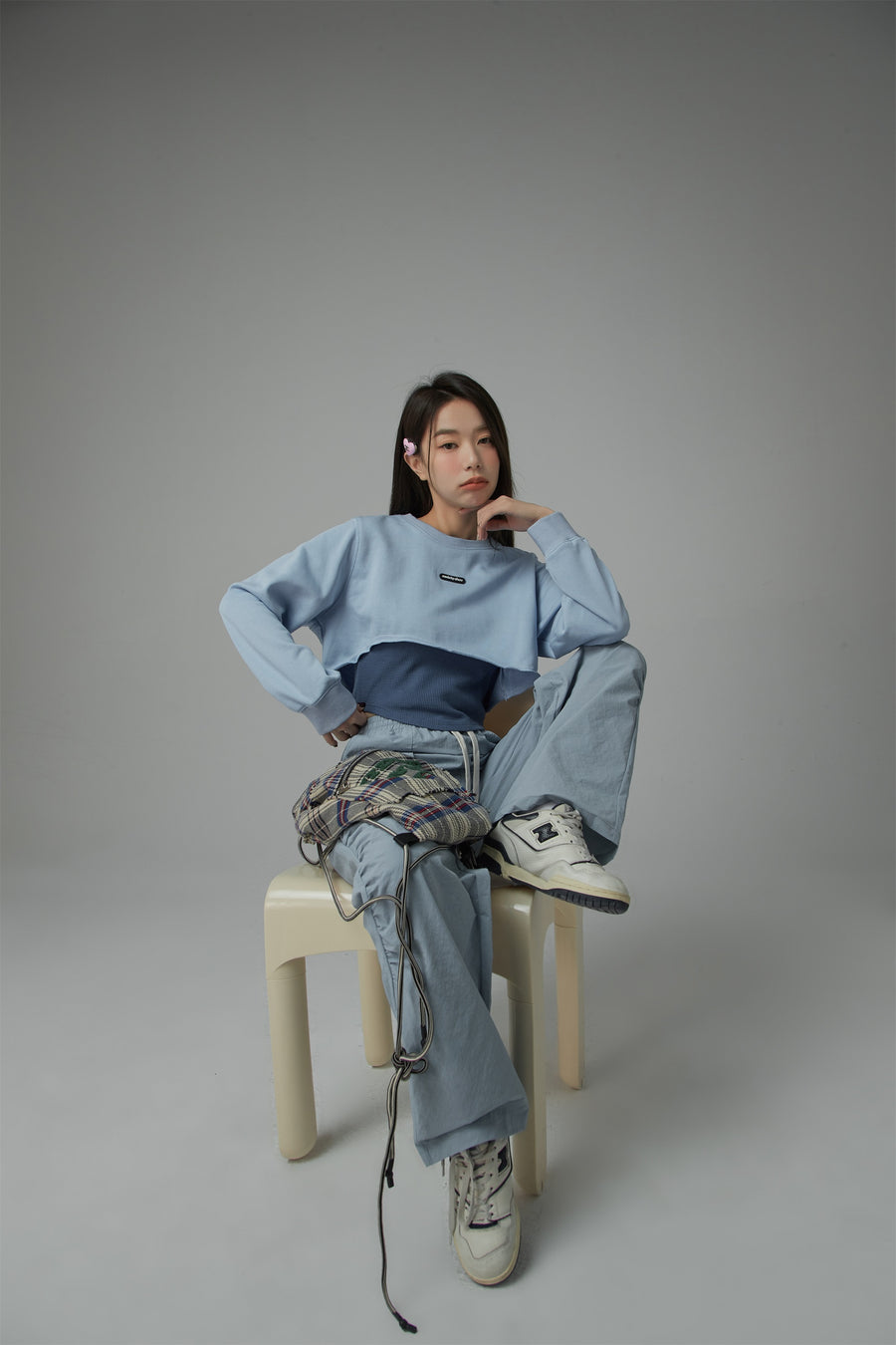 CHUU Unbalanced Loose Fit Crop Sweatshirt