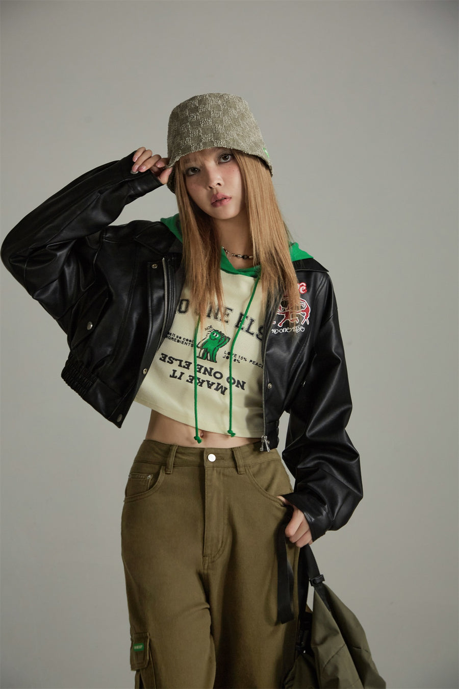 CHUU Two Toned Loose Fit Cropped Hoodie