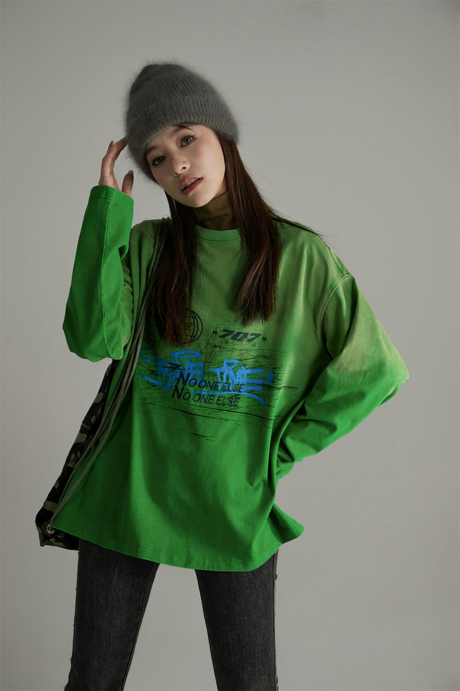 CHUU 707 Graffiti Loose Fit Long-Sleeves Top