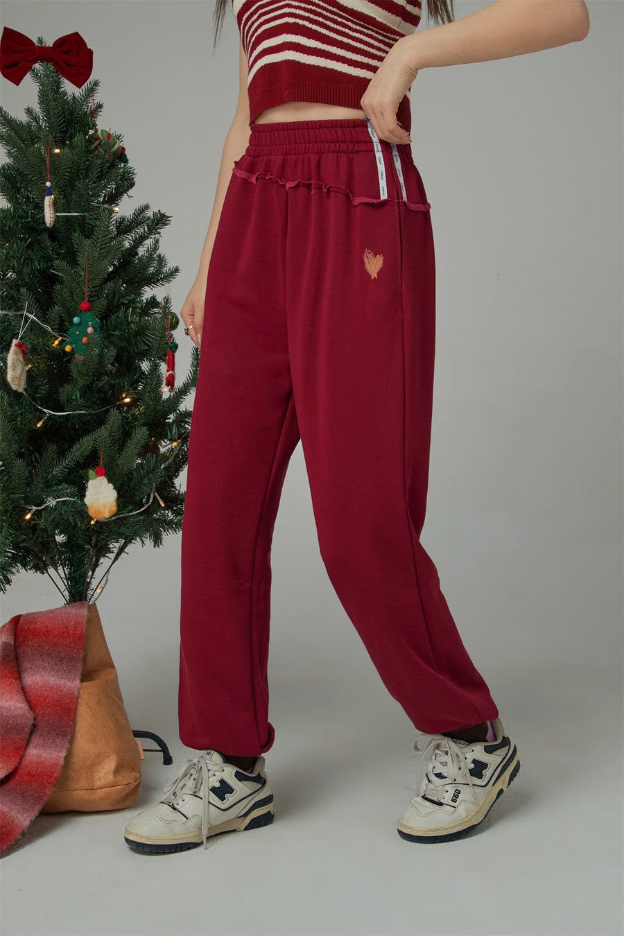 CHUU All The Promises Heart Embroidered Jogger Pants