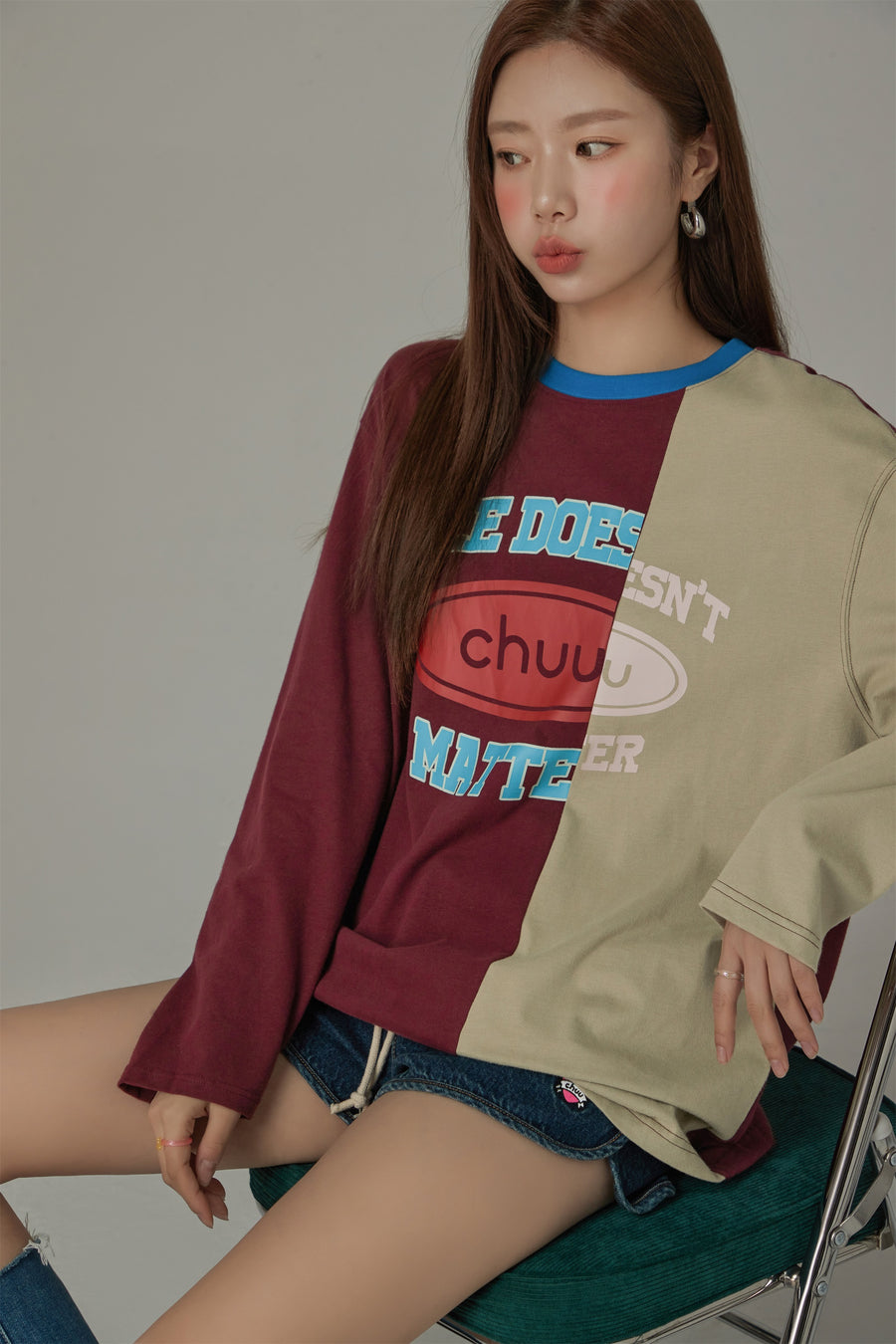 CHUU Size Doesnt Matter Two-Toned Loose Fit T-Shirt