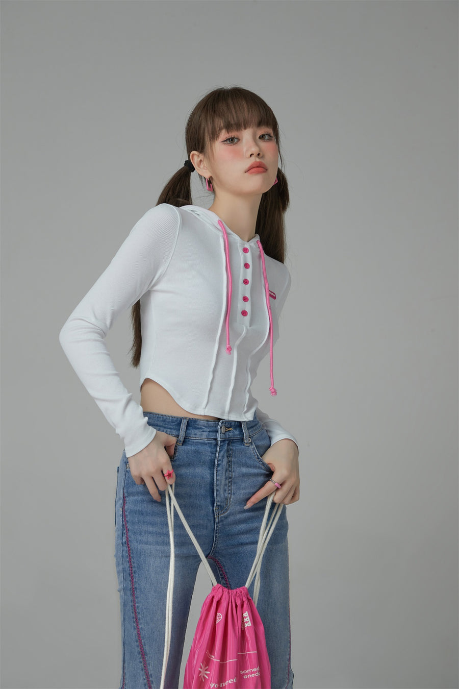 CHUU Kick It Colored Cropped Hooded Top