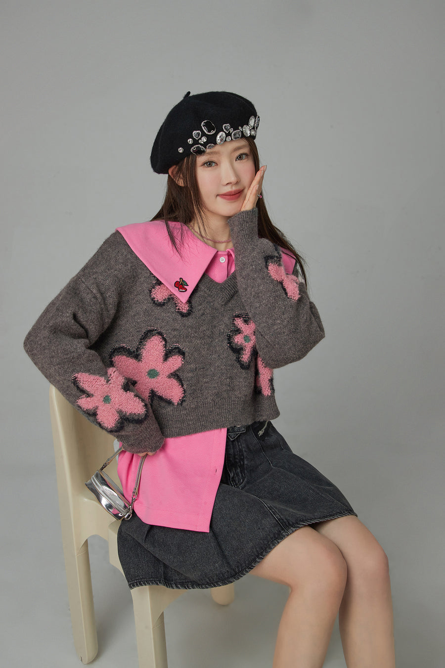 CHUU Dramatic Flowers Crop V-Neck Knit Sweater