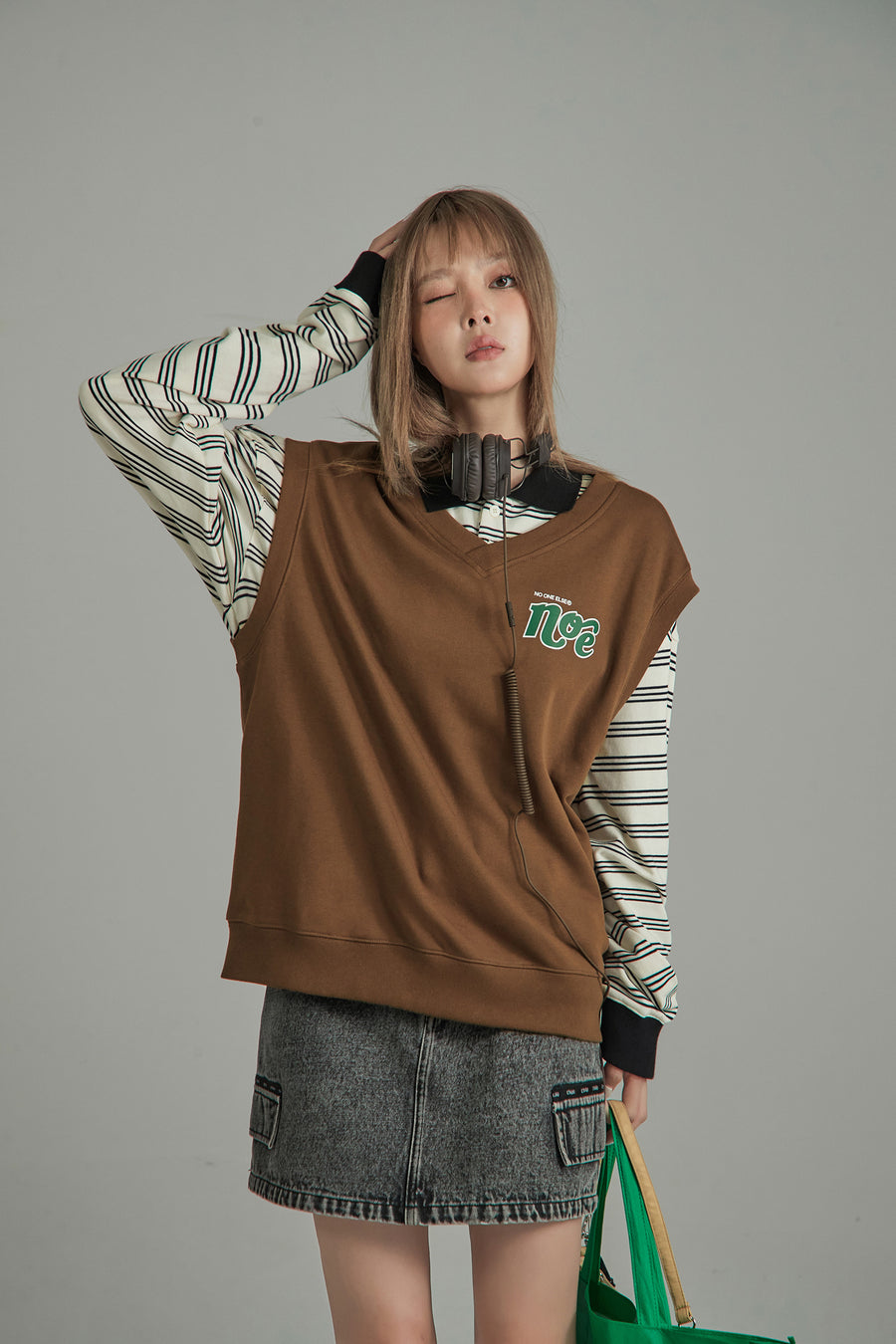 CHUU Lettering Loose Fit Sweater Vest