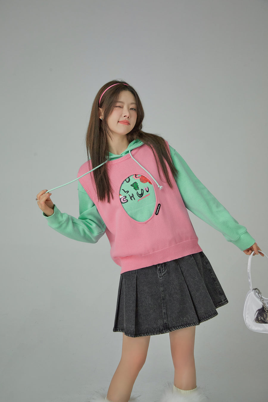 CHUU Medallion Cutout Sleeveless Sweatshirt