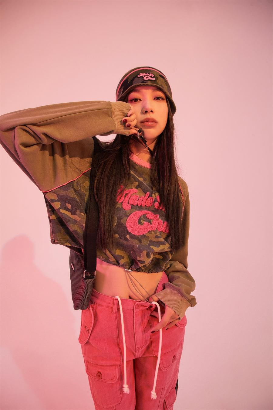 CHUU Starting Over Hot Girl Camouflage Raglan Crop Sweatshirt