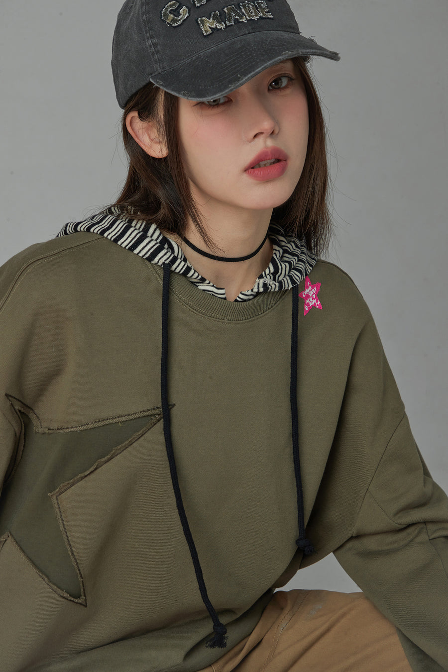 CHUU Just The Surface Star Loose Fit Sweatshirt