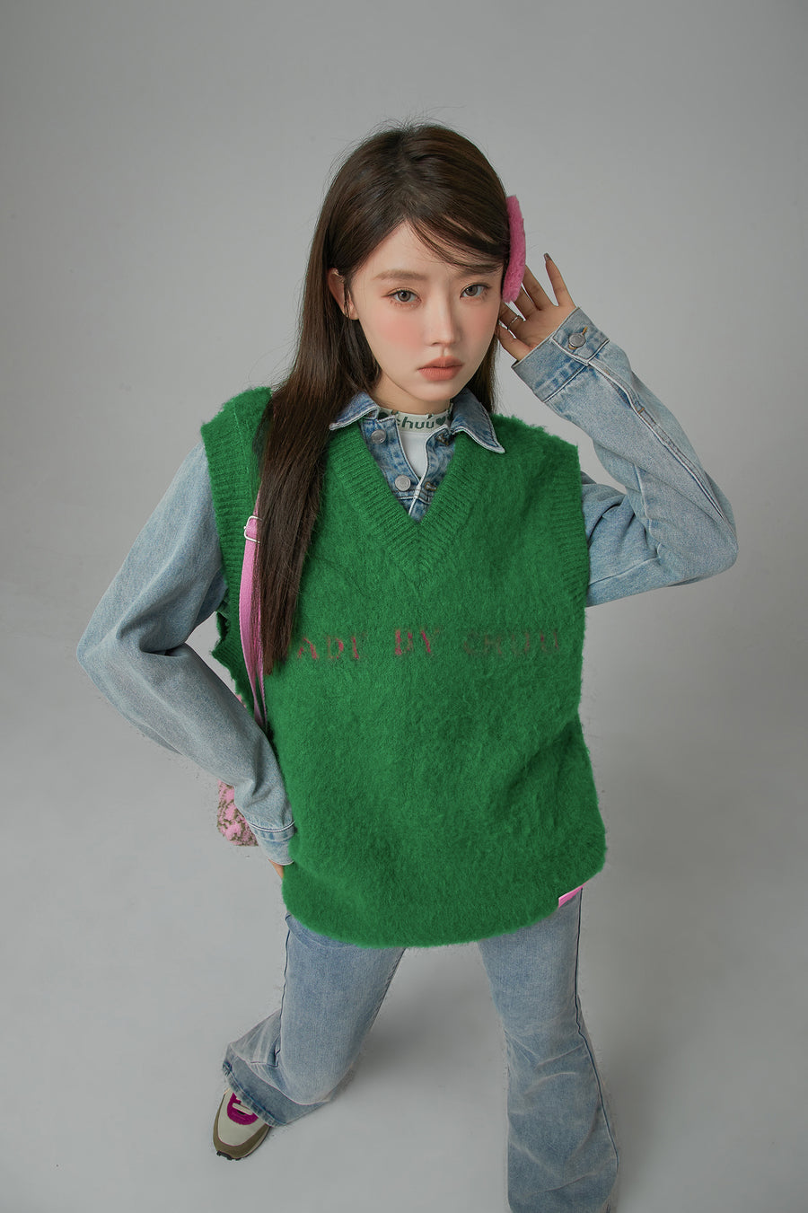 CHUU My Energy Is Right V-Neck Loose Fit Vest