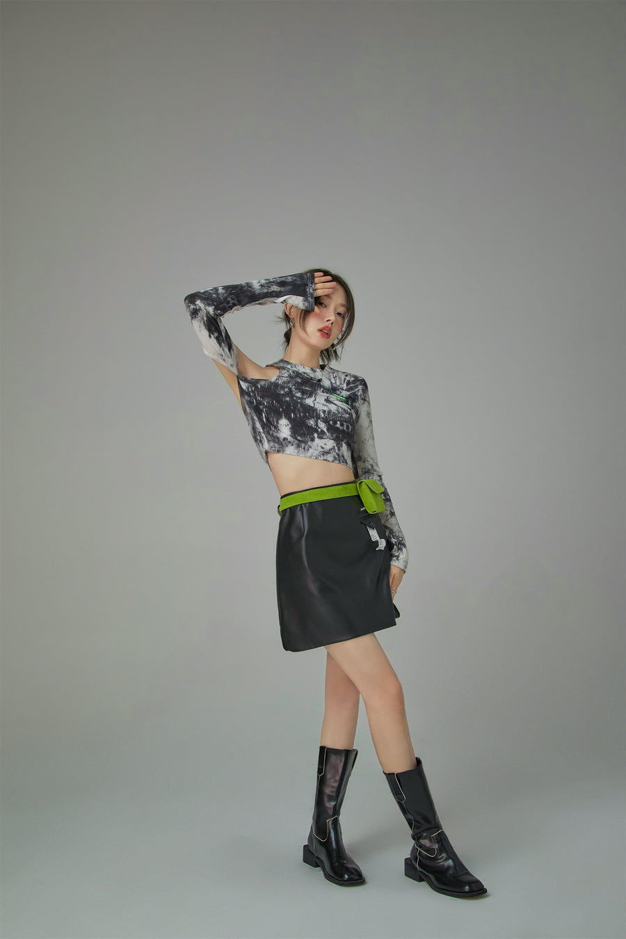 CHUU Tie-Dye Cutout Shoulder Crop Top