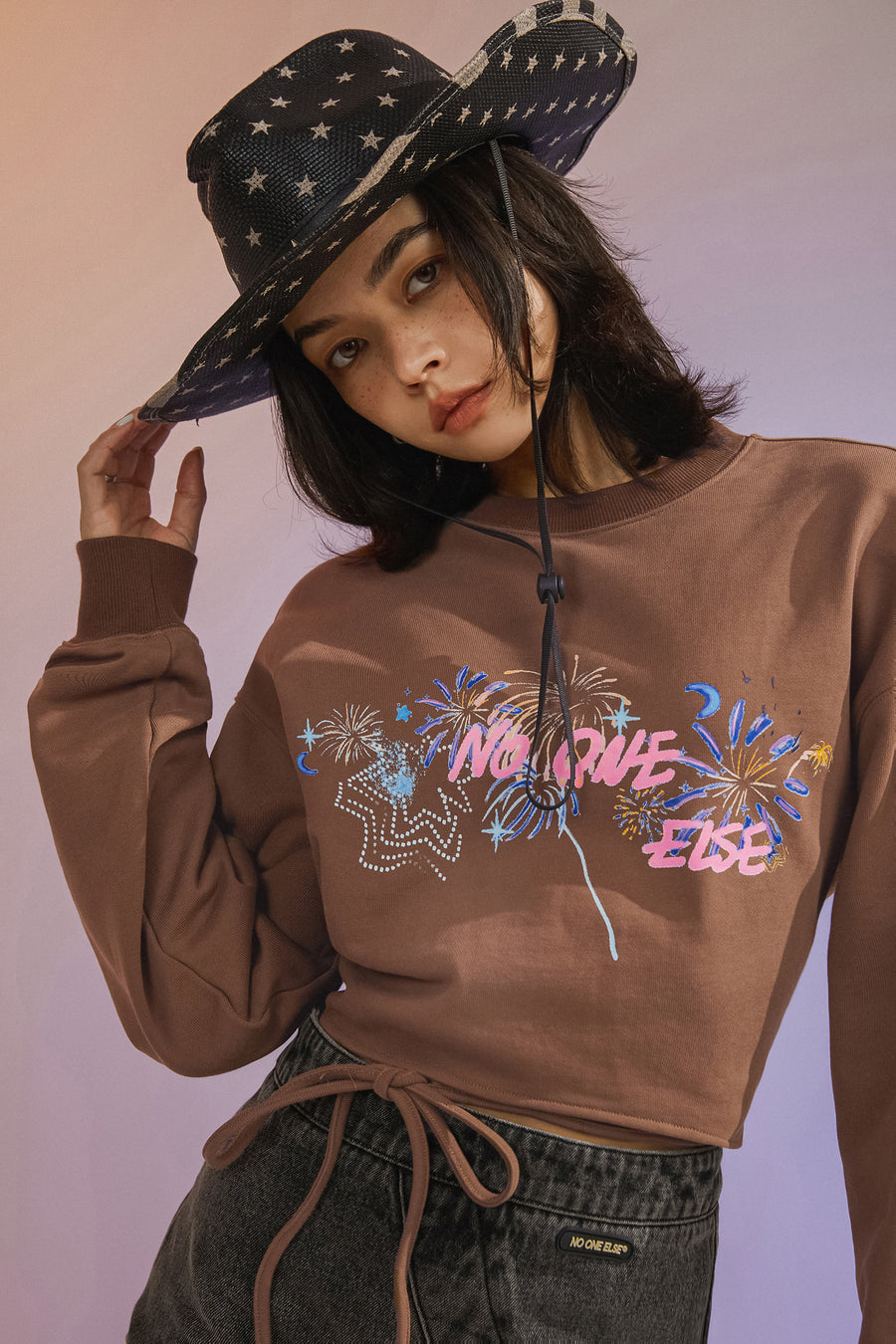 CHUU Fireworks Waist String Crop Sweatshirt