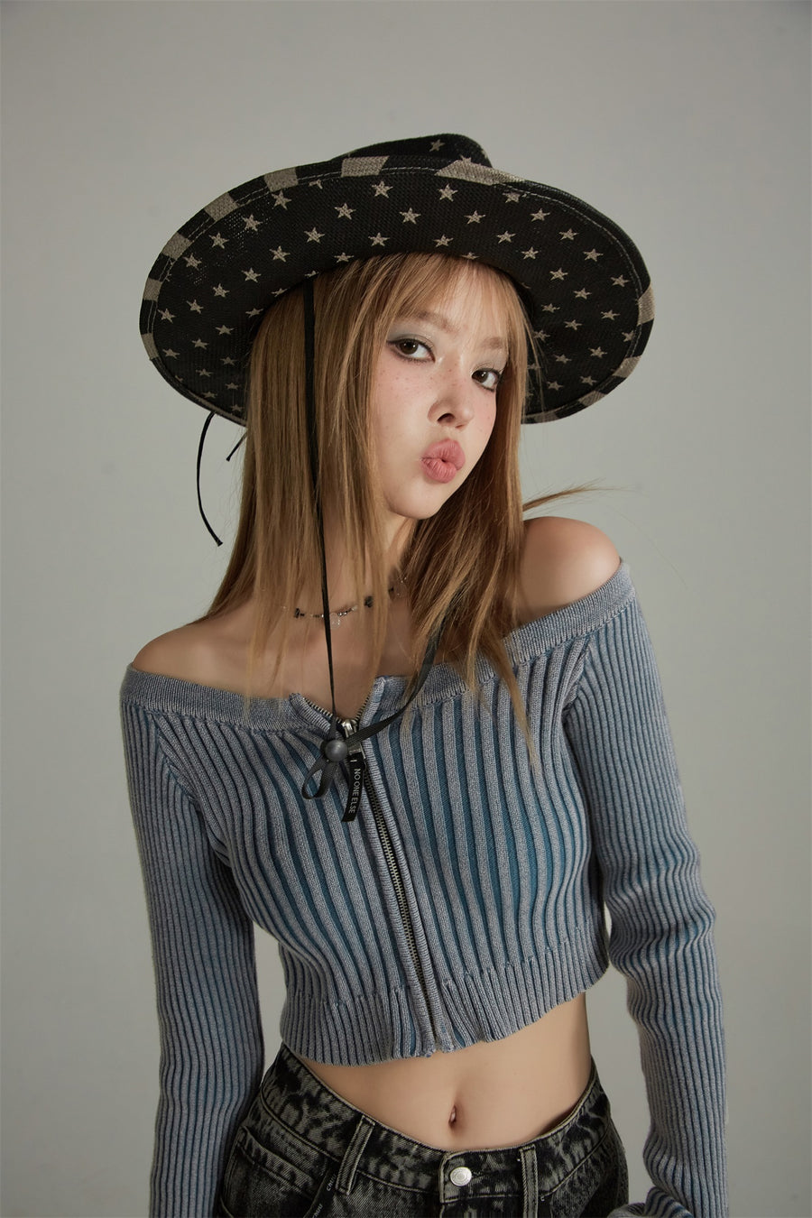 CHUU Off Shoulder Zip Top